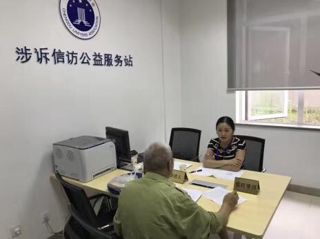 从人民中来，服务到人民中去&mdash;&mdash;王渝华主任值班诉信访公益服务站为民众提供法律服务